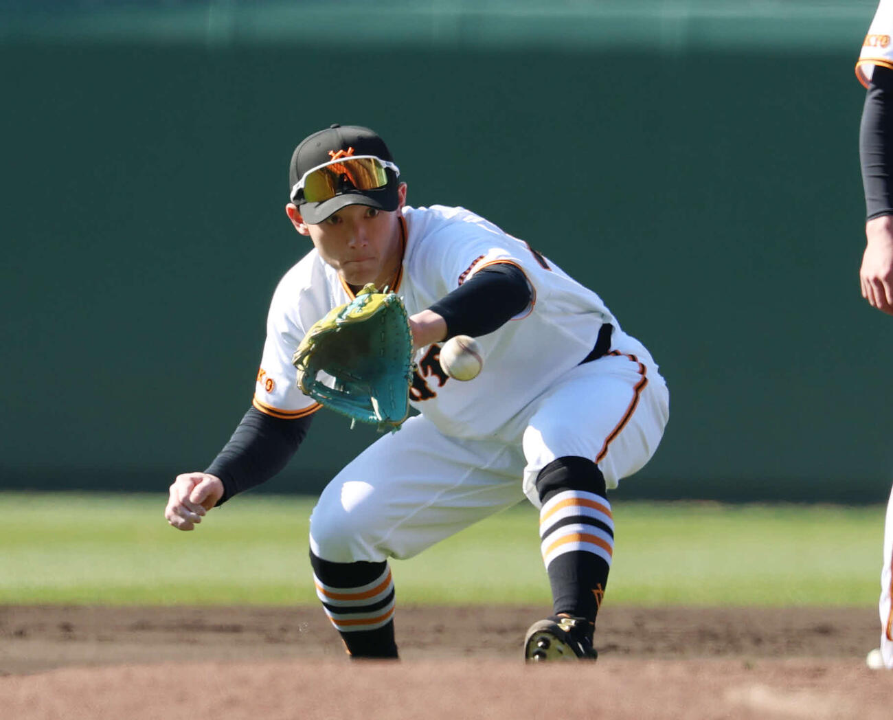 ノックを受ける巨人浦田（撮影・増田悦実）