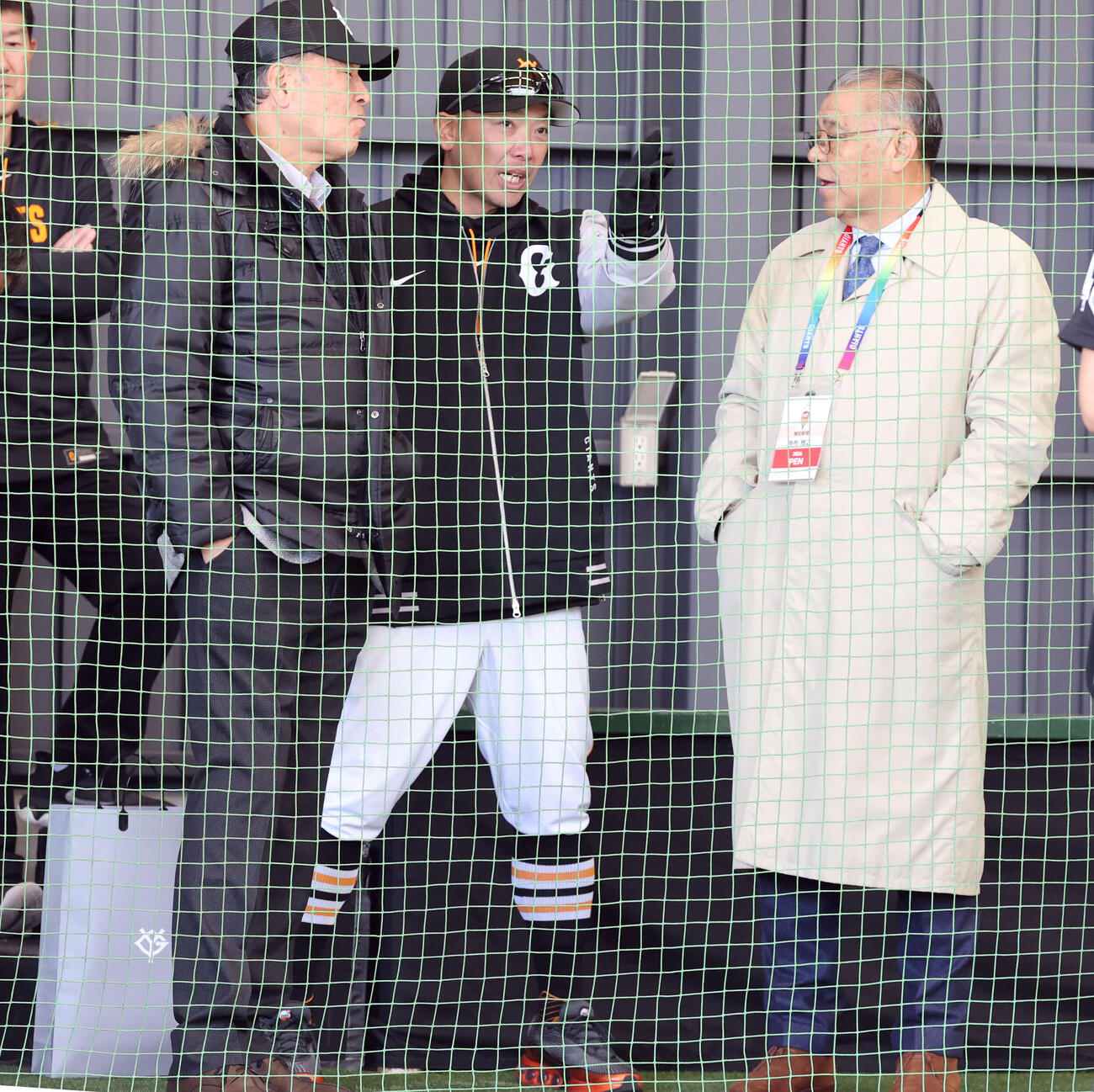 ブルペンで、村田真一氏（左）、掛布雅之氏（右）と談笑する巨人阿部監督（撮影・浅見桂子）