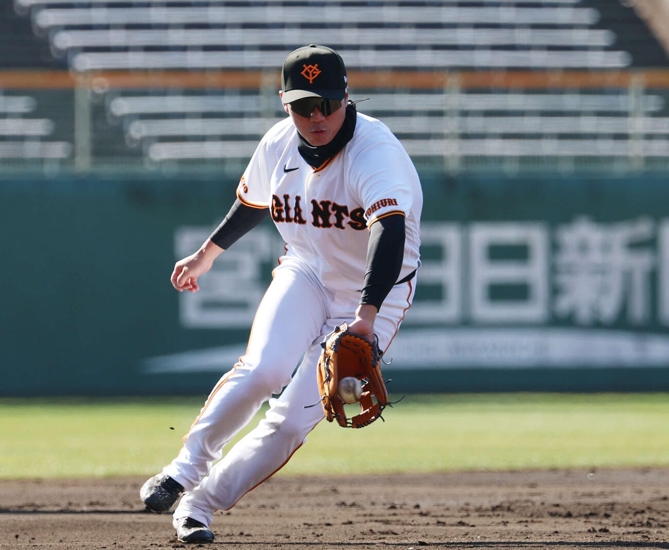 ノックを受ける巨人坂本勇（撮影・増田悦実）