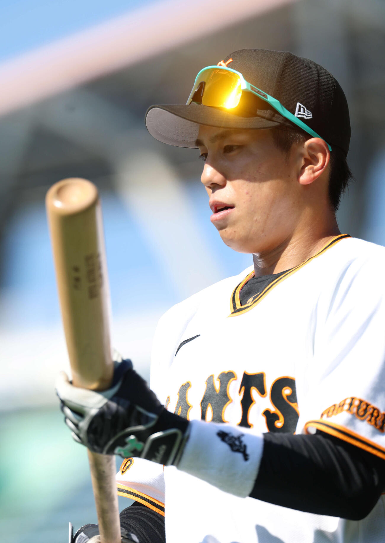 ロングティー打撃をする巨人門脇（撮影・増田悦実）