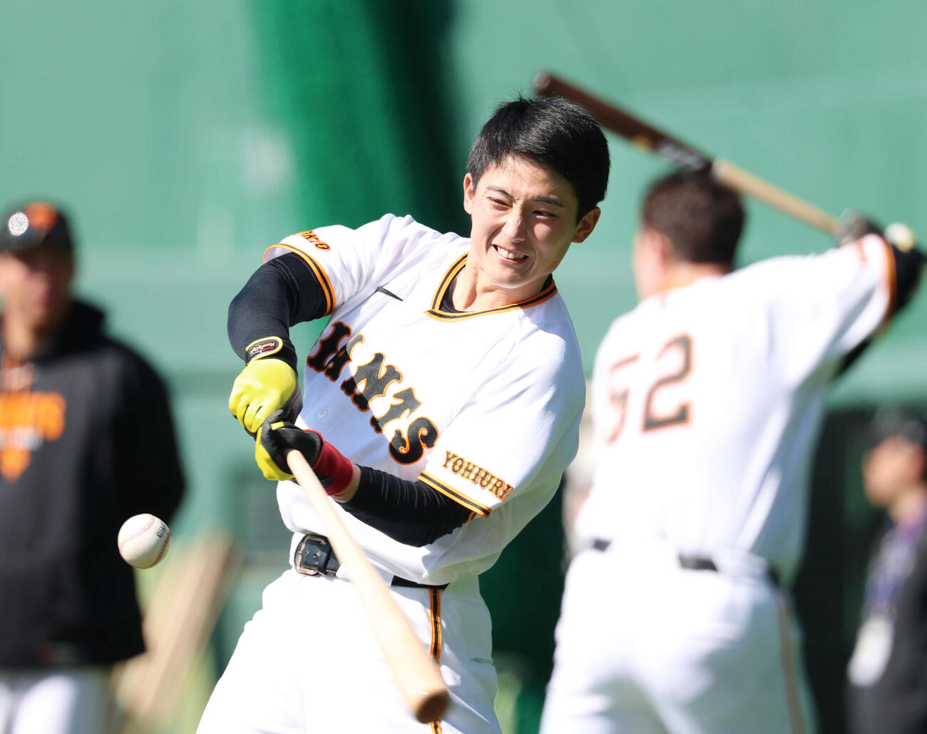 ロングティー打撃をする巨人浦田（撮影・増田悦実）