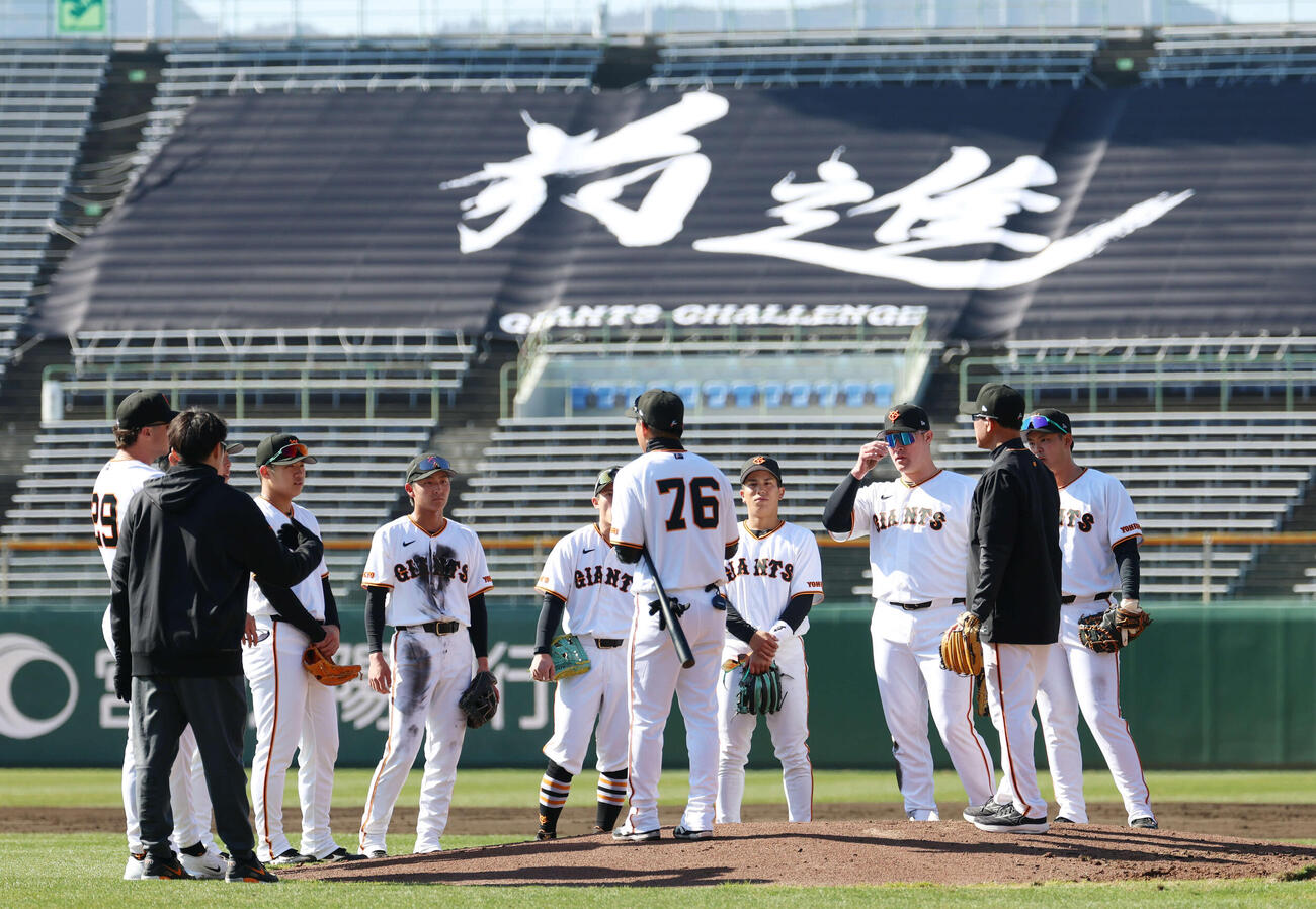 守備練習の前に「前進」の横断幕を背にマウンドに集まる野手陣（撮影・増田悦実）