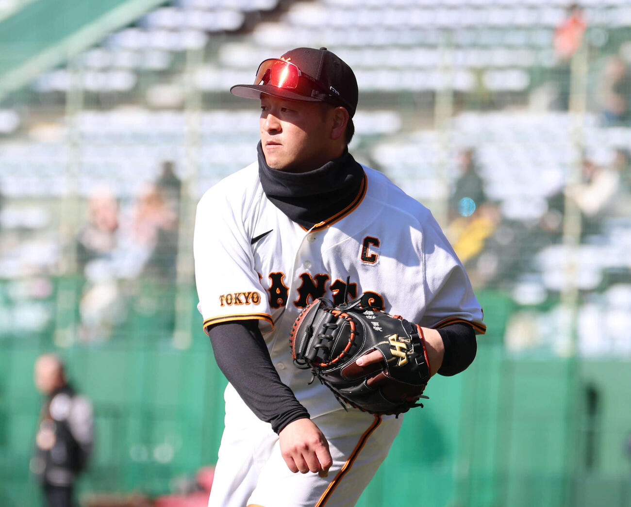 キャッチボールをする巨人岸田（撮影・増田悦実）