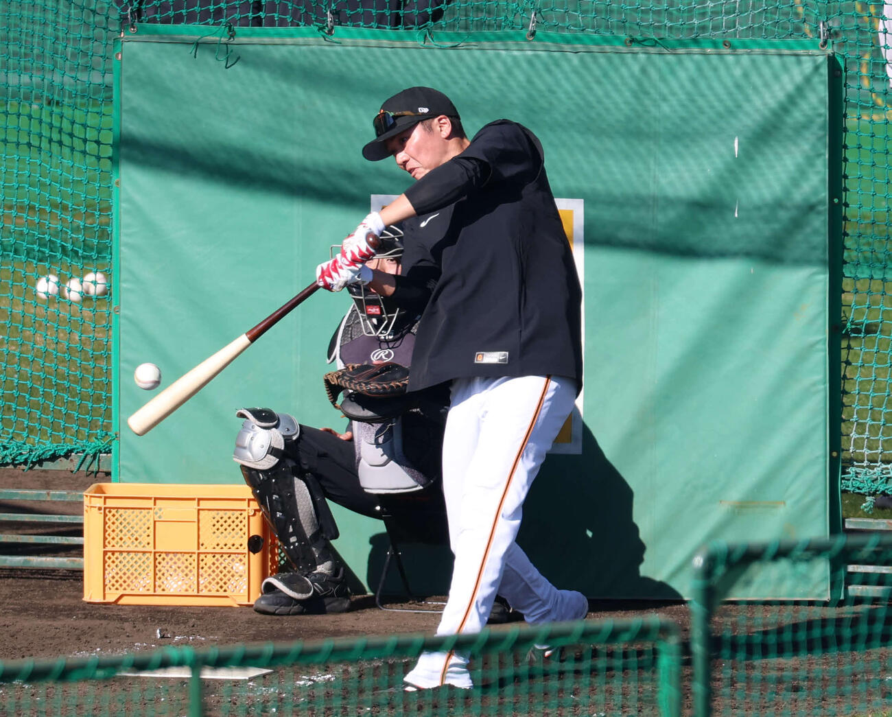 フリー打撃をする巨人坂本勇（撮影・増田悦実）