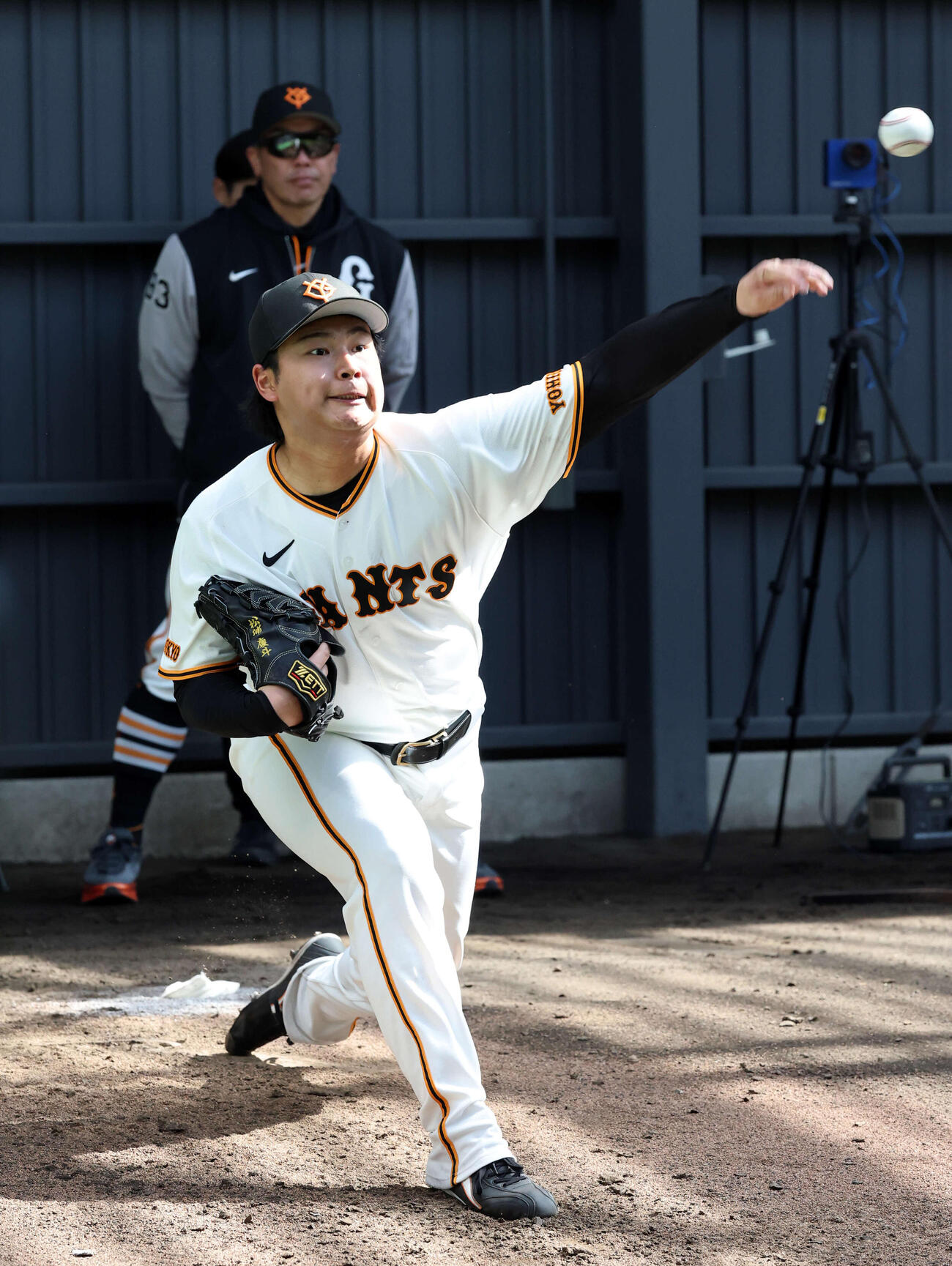 巨人阿部慎之助監督が見つめる中、ブルペン投球する松浦（撮影・浅見桂子）