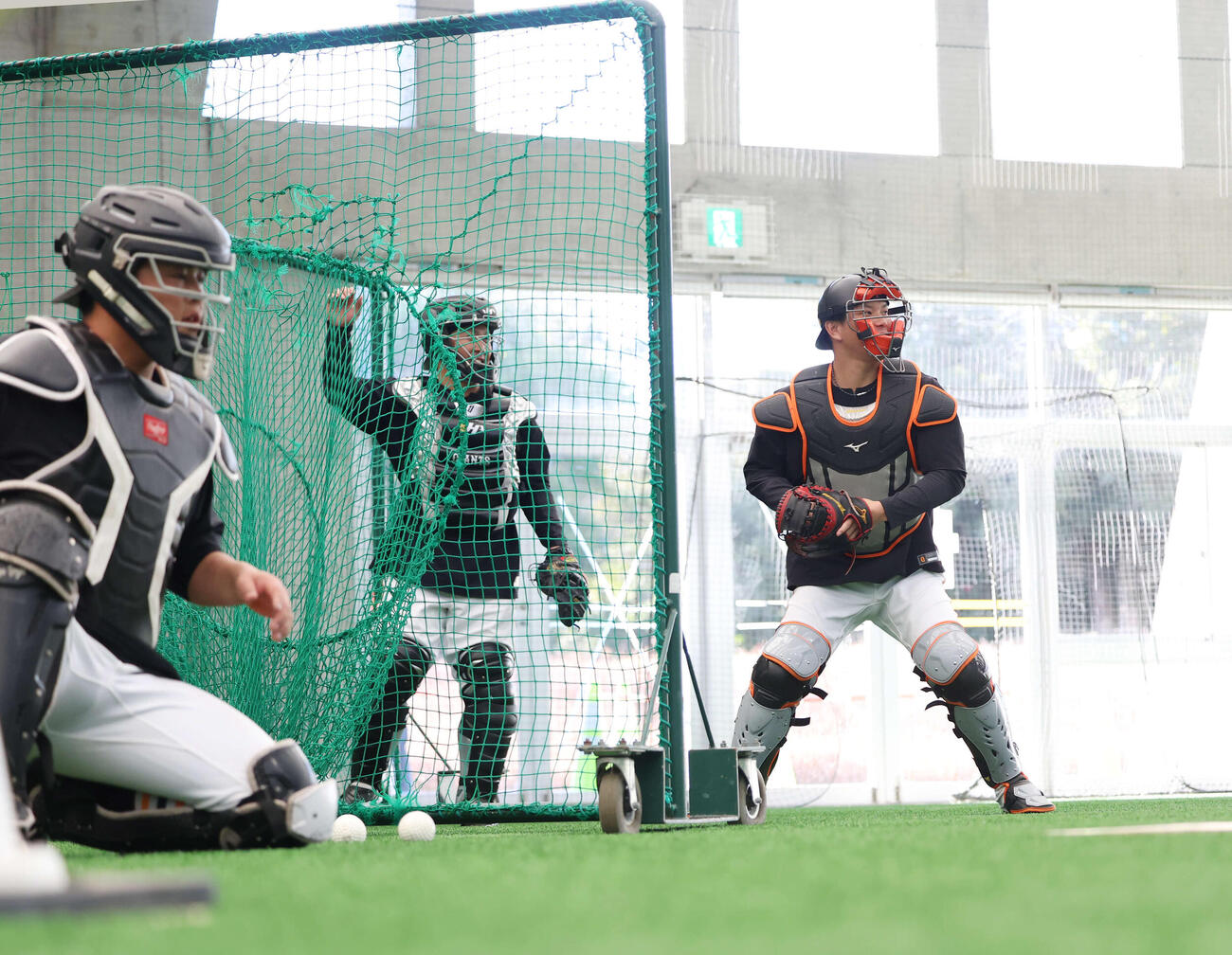 捕球練習を繰り返す左から巨人山瀬、甲斐、大城（撮影・増田悦実）