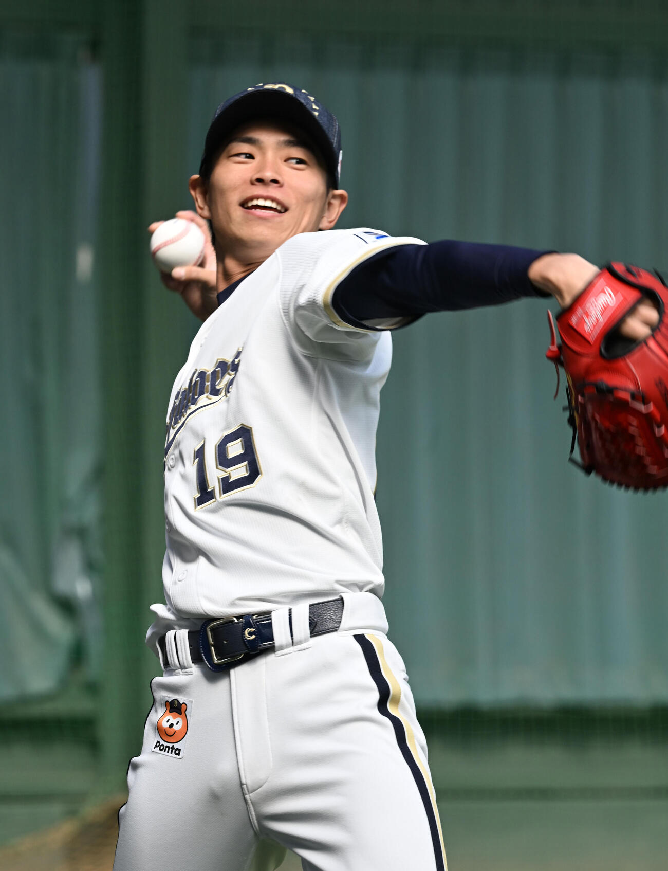 ブルペン投球前、笑顔でキャッチボールするオリックス山岡（撮影・和賀正仁）