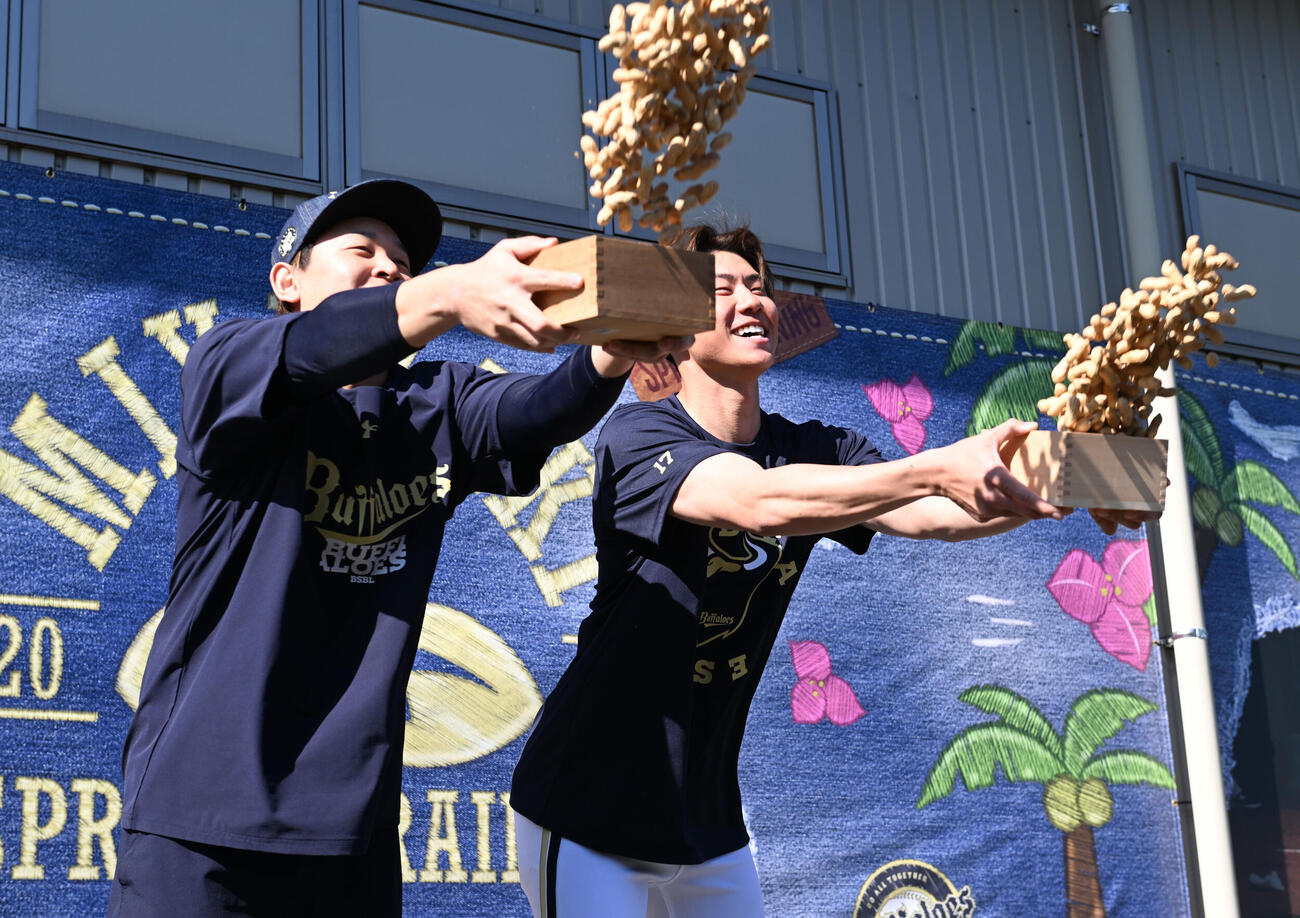 節分の行事で豆まきをするオリックス宮城大弥（左）と曽谷龍平（撮影・和賀正仁）
