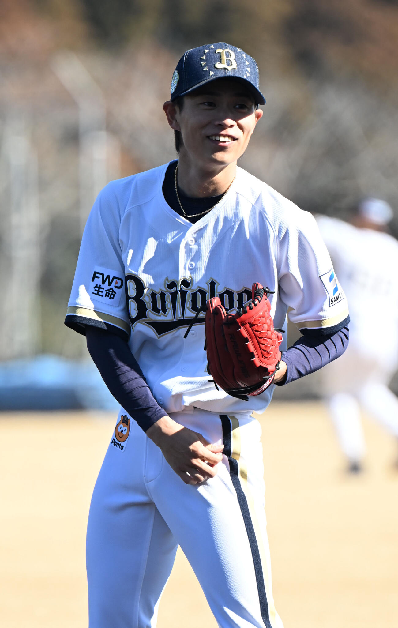 笑顔でキャッチボールするオリックス山岡（撮影・和賀正仁）