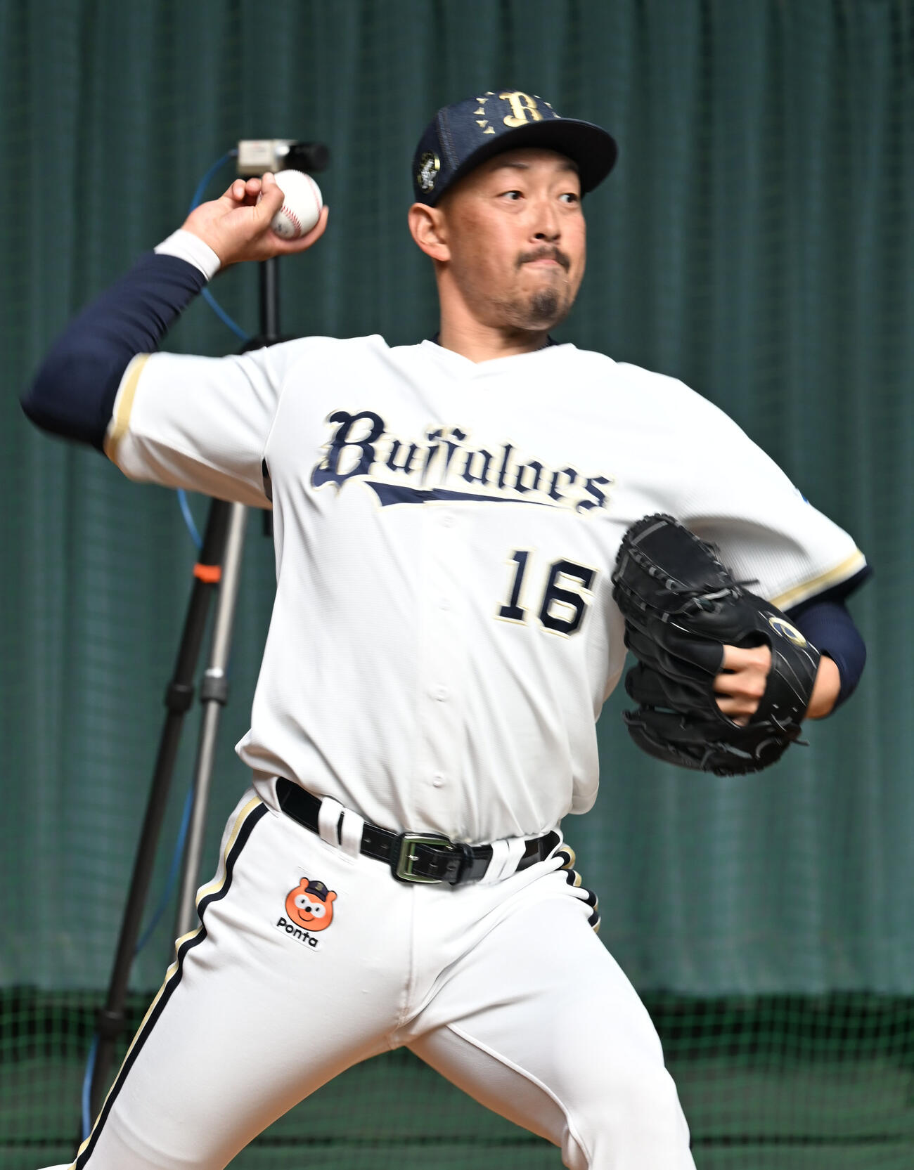 ブルペンで投球するオリックス平野（撮影・和賀正仁）
