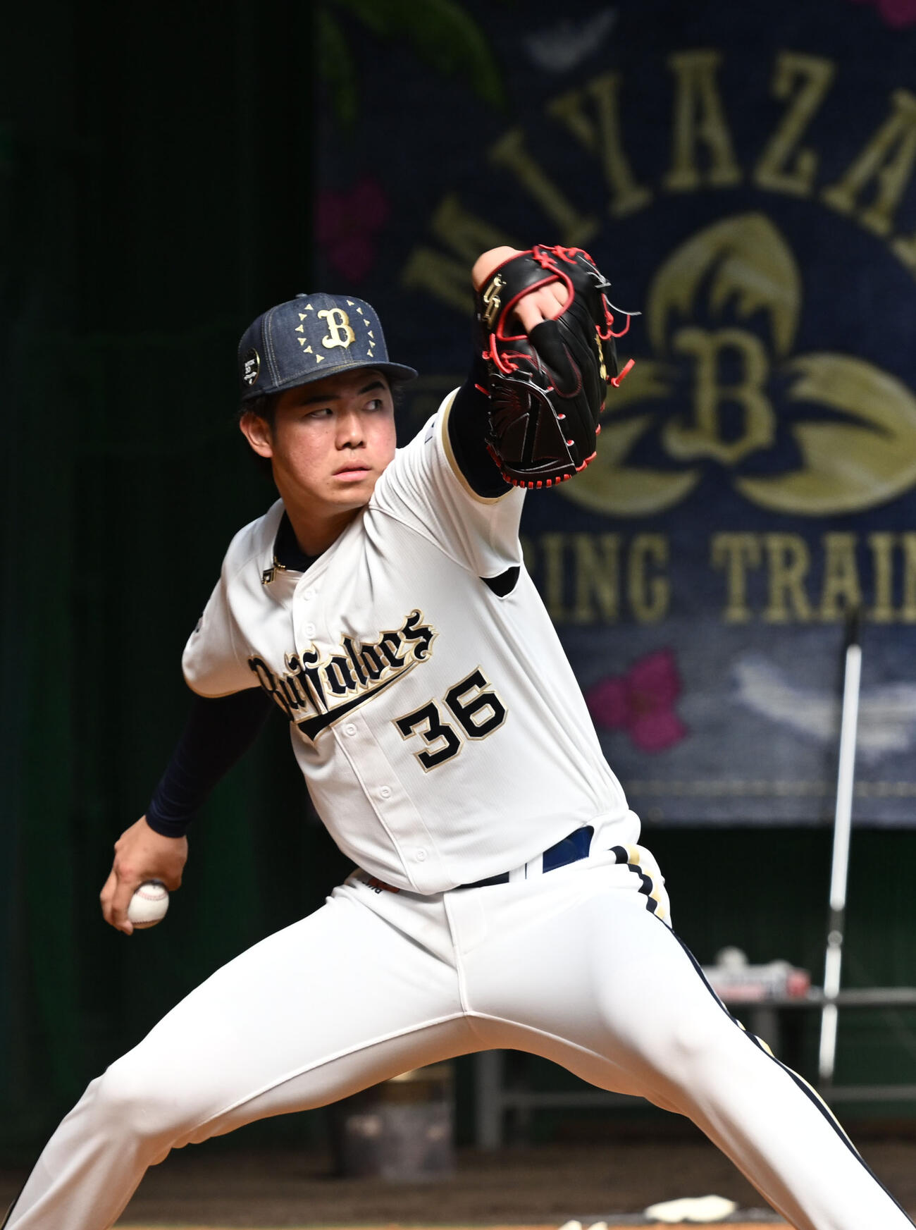 ブルペンに入り投球するオリックス森陽（撮影・和賀正仁）