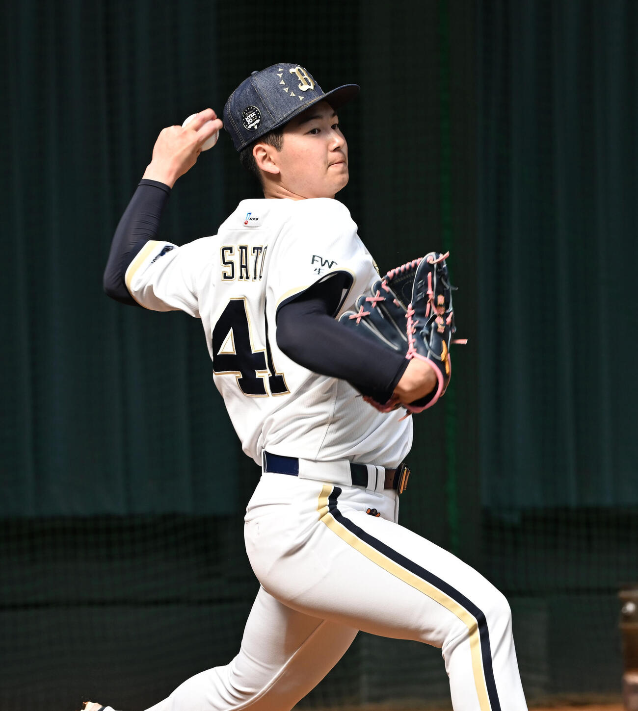 ブルペンで投球するオリックス佐藤龍（撮影・和賀正仁）