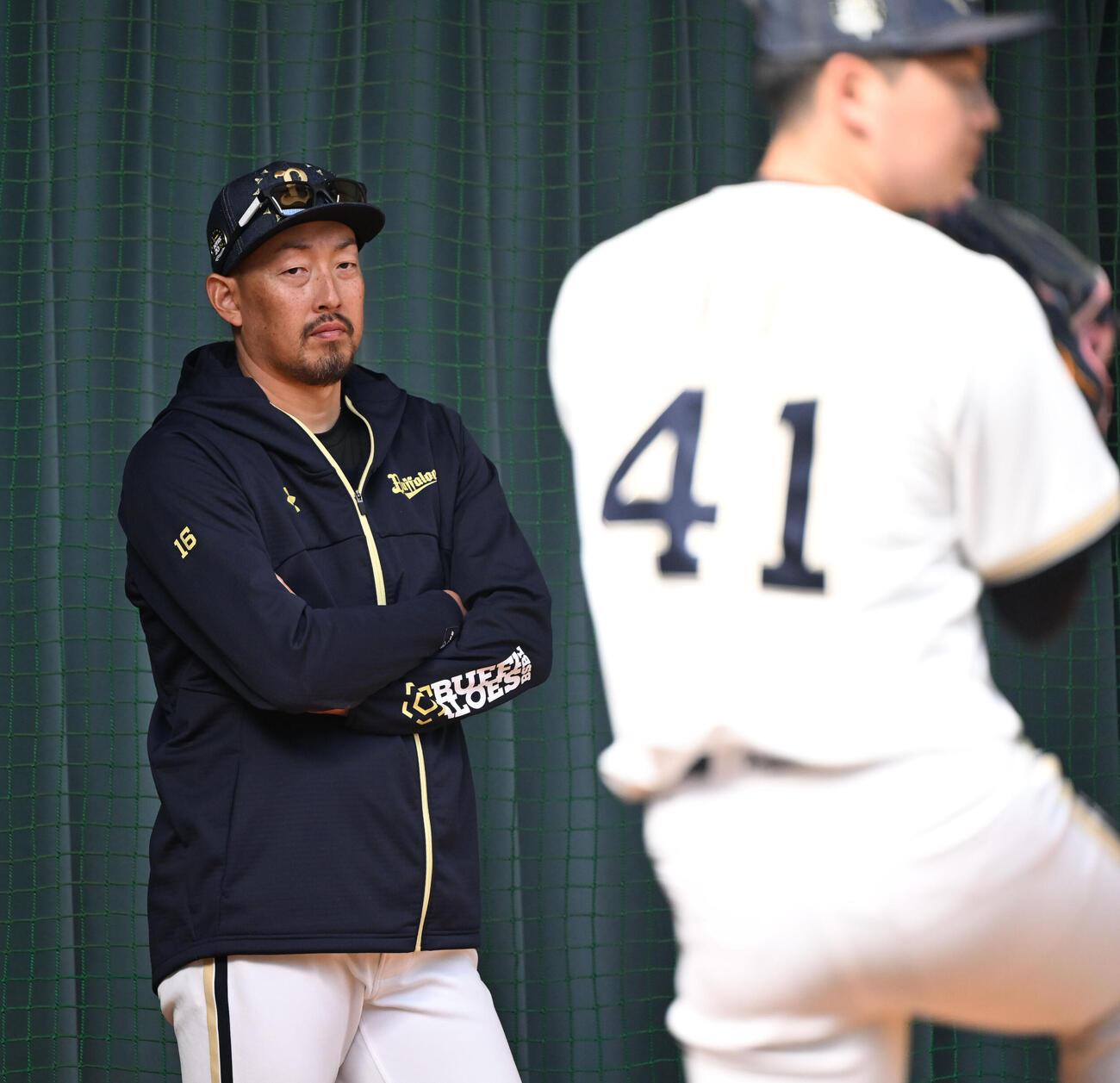 投手陣の動きをチェックするオリックス平野兼任コーチ（撮影・和賀正仁）