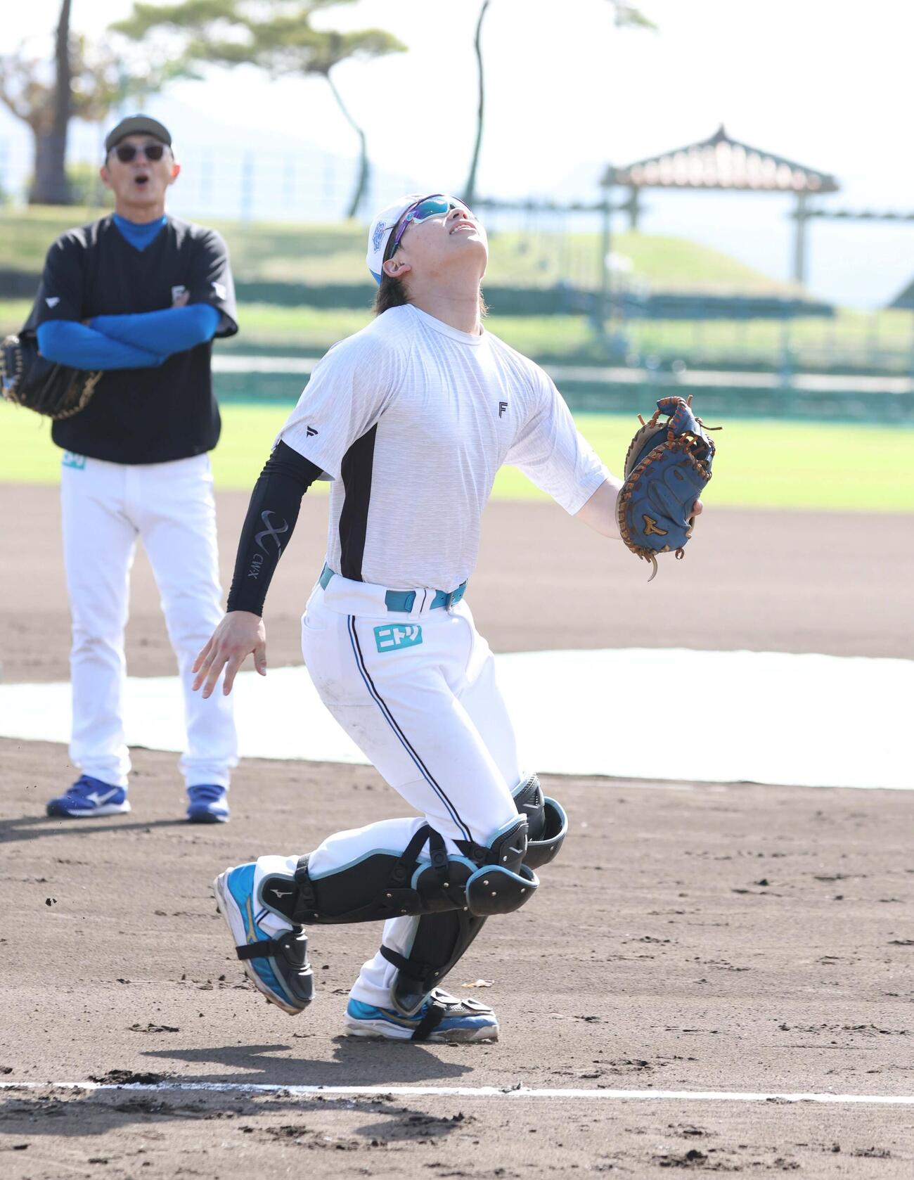 その後、高く上がったキャッチャーフライをフラフラしながら追う日本ハム田宮（撮影・黒川智章）