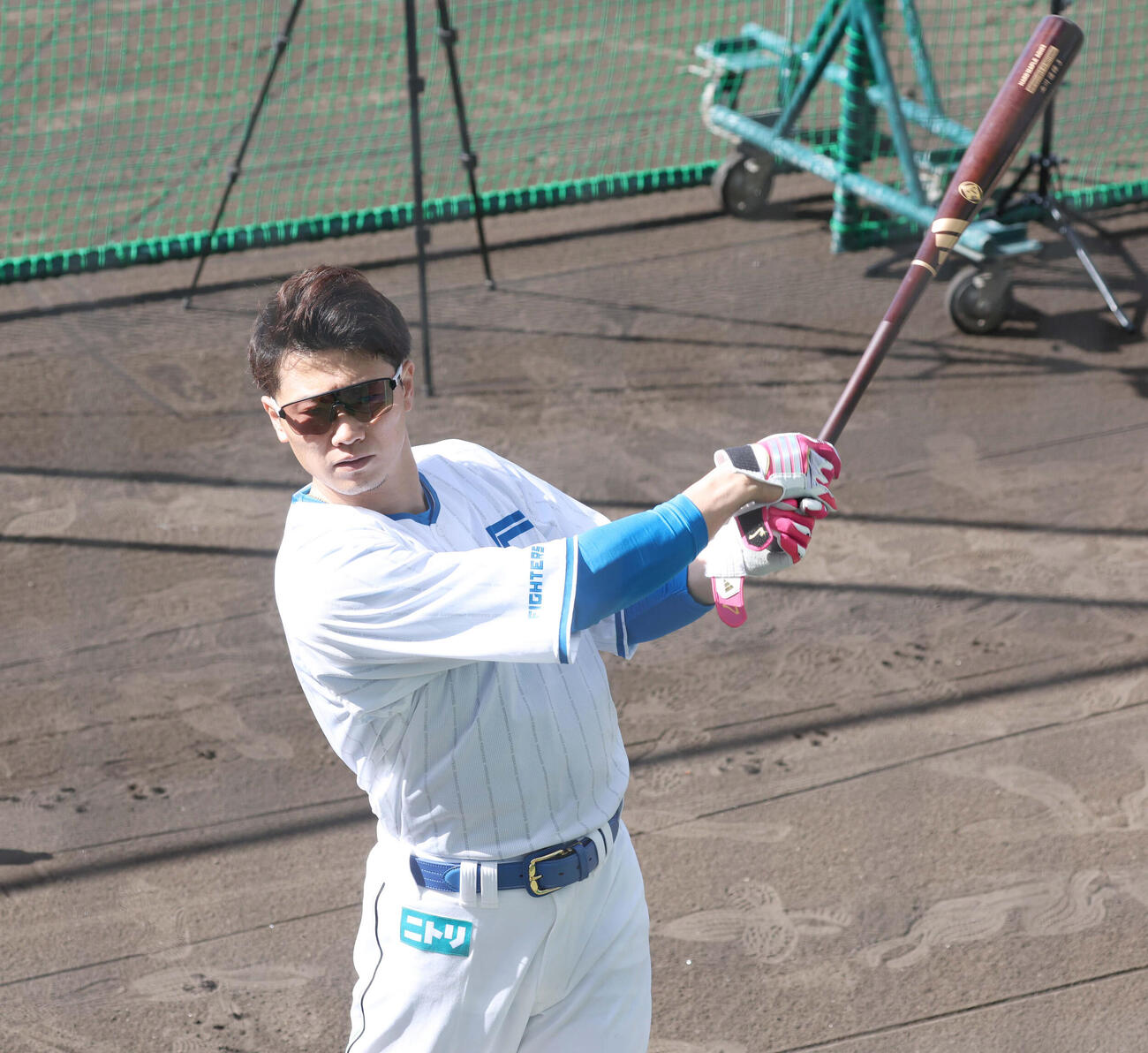 ティー打撃する日本ハム西川（撮影・黒川智章）