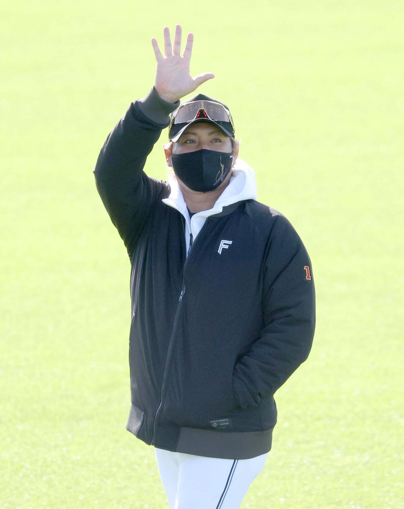 スタンドに向かって手を振る新庄監督（撮影・黒川智章）
