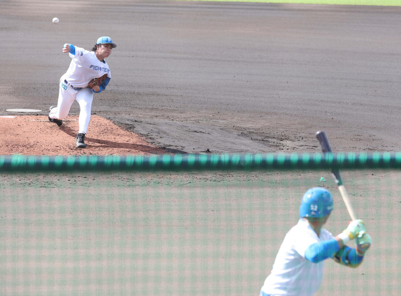 ライブ打撃で水谷と対戦する孫易磊（撮影・黒川智章）