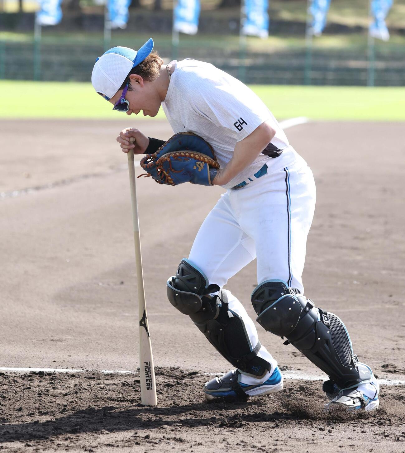 バットを中心にグルグルと回る日本ハム田宮（撮影・黒川智章）