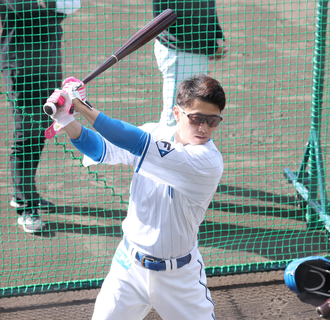ティー打撃する日本ハム西川（撮影・黒川智章）
