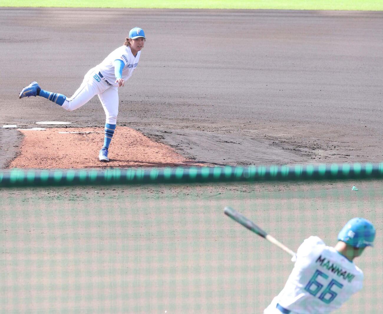 ライブ打撃で万波と対戦する古林睿煬（撮影・黒川智章）