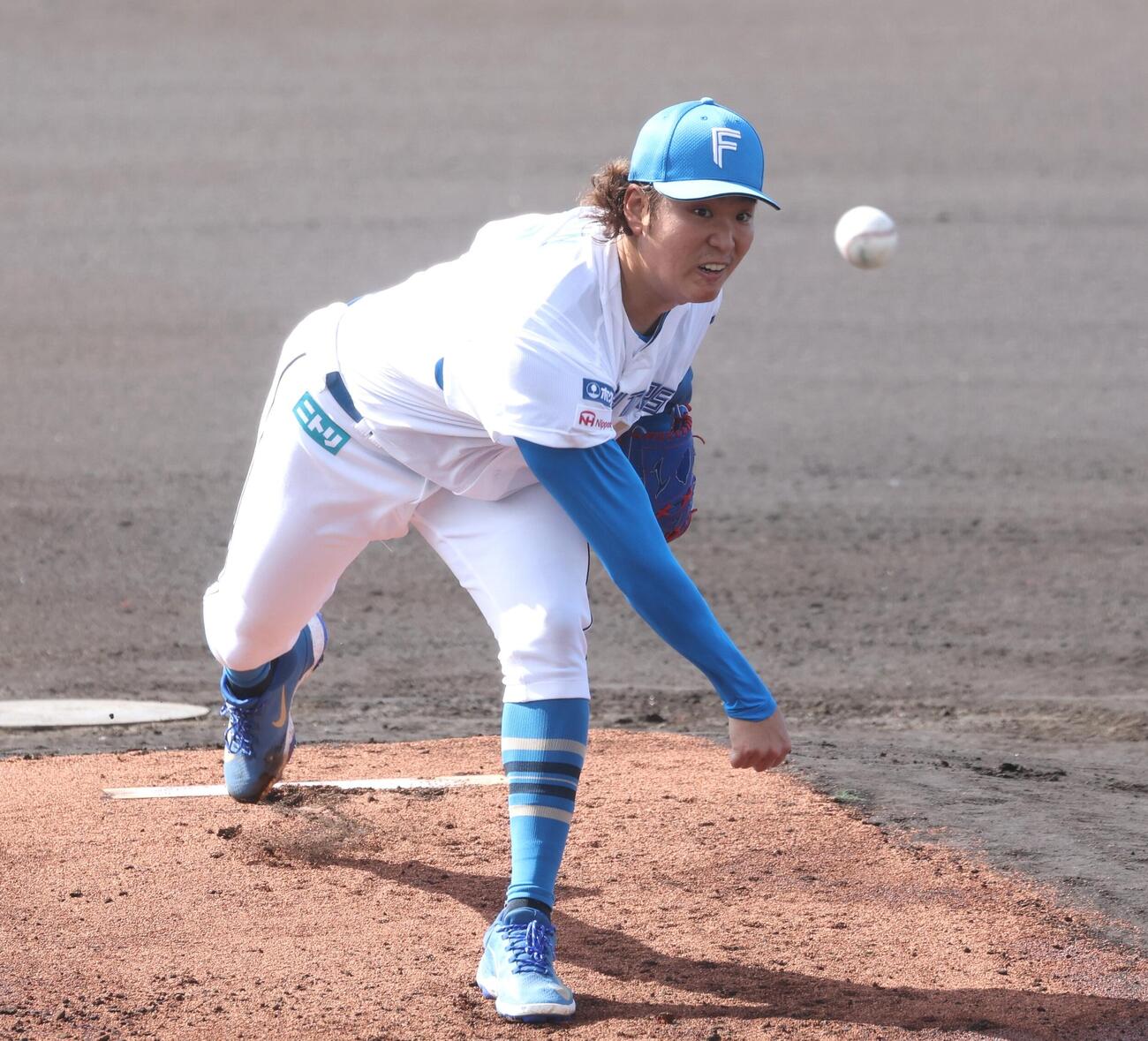 ライブ打撃で投球する日本ハム古林睿煬（撮影・黒川智章）
