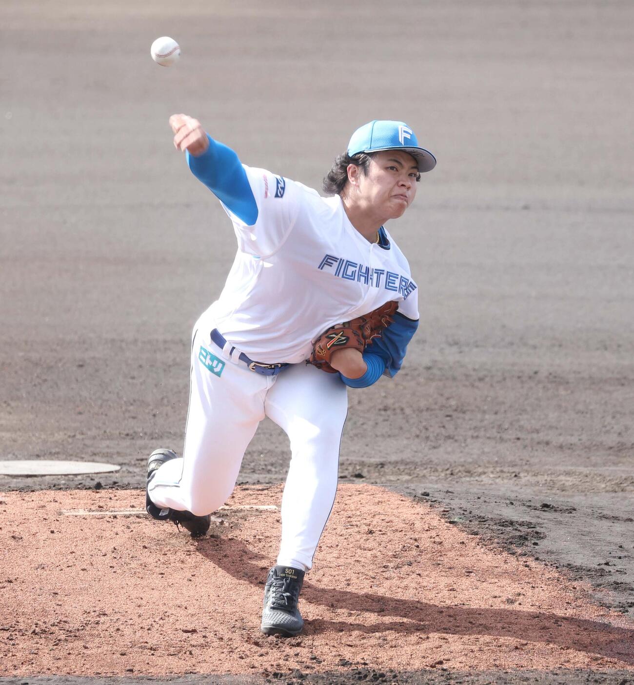 ライブ打撃で投球する日本ハム孫易磊（撮影・黒川智章）