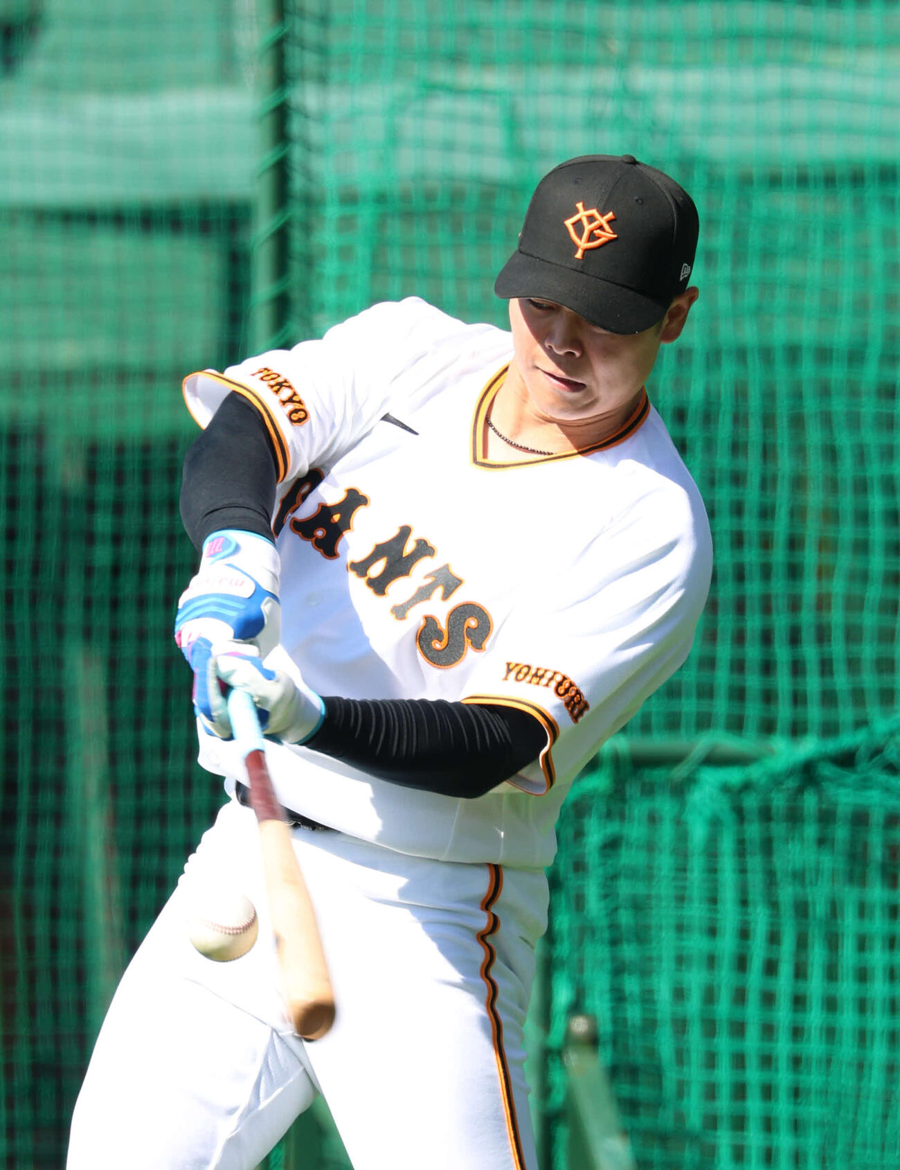 ロングティー打撃をする巨人中山（撮影・増田悦実）