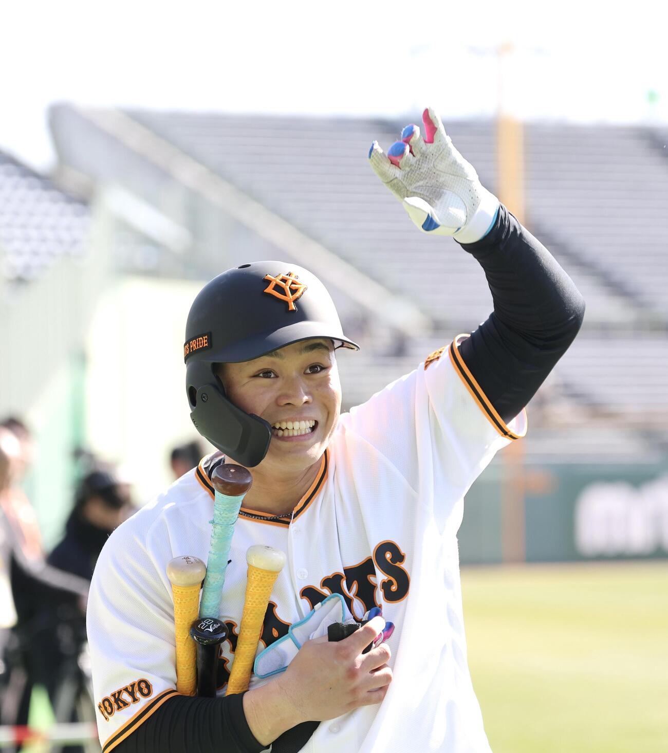 フリー打撃後、スタンドに笑顔で手を振る巨人中山(撮影・浅見桂子)