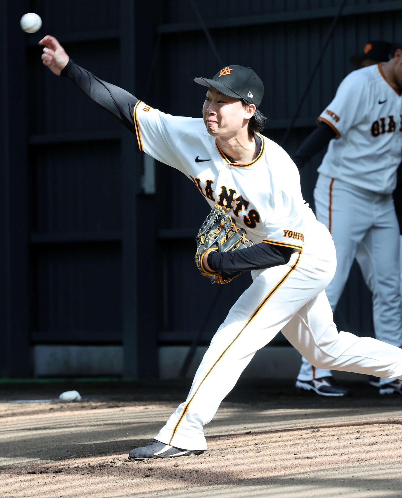 ブルペン投球する巨人山崎（撮影・浅見桂子）