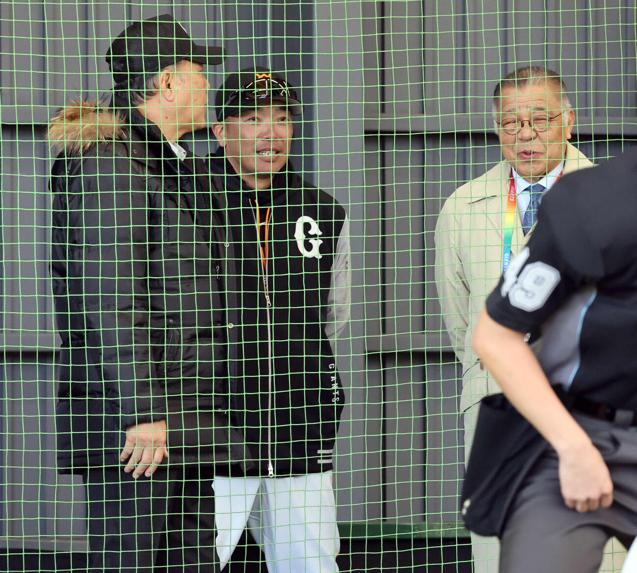 ブルペンで、村田真一氏（左）、掛布雅之氏（右）と談笑する巨人阿部監督（撮影・浅見桂子）