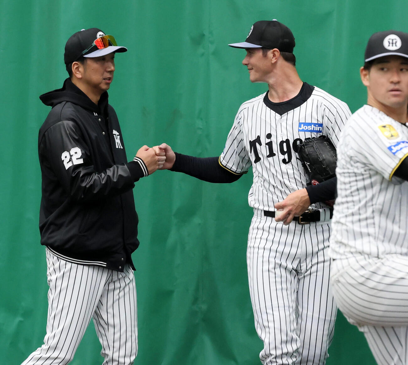 初めてブルペンに入って投球練習を行った阪神ルーカス（右）は藤川監督と言葉をかわす（撮影・加藤哉）