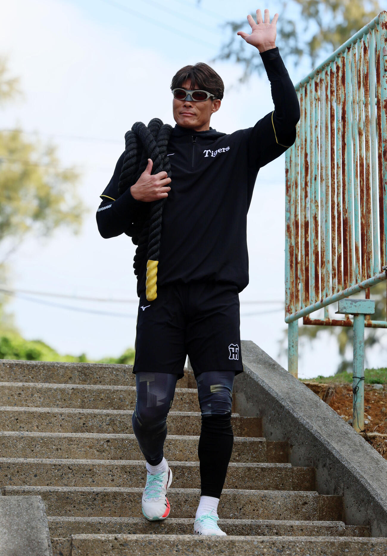 球場に到着した臨時コーチを勤める阪神糸井SA（撮影・加藤哉）