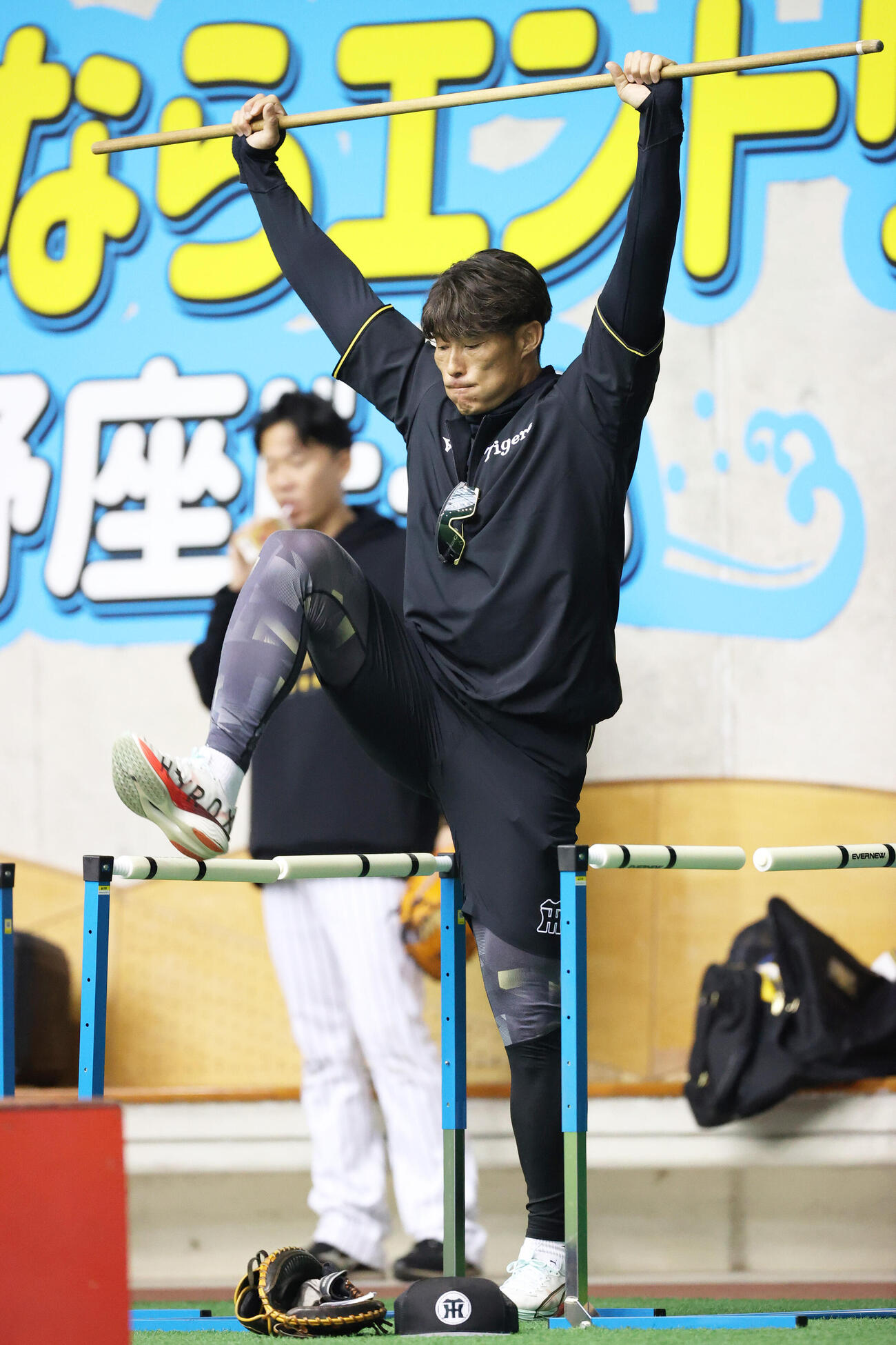 室内でトレーニングする糸井SA（撮影・上山淳一）