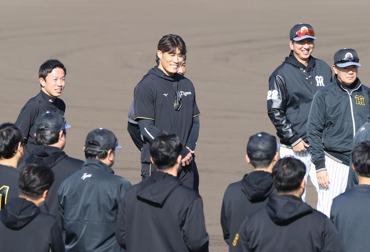 阪神臨時コーチを務める赤星氏（左）と糸井SA。右から2人目は藤川監督、右は和田ヘッドコーチ（撮影・上山淳一）