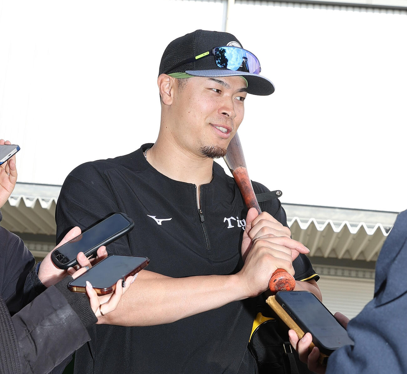 練習を終え報道陣の質問に答える阪神佐藤（撮影・上山淳一）