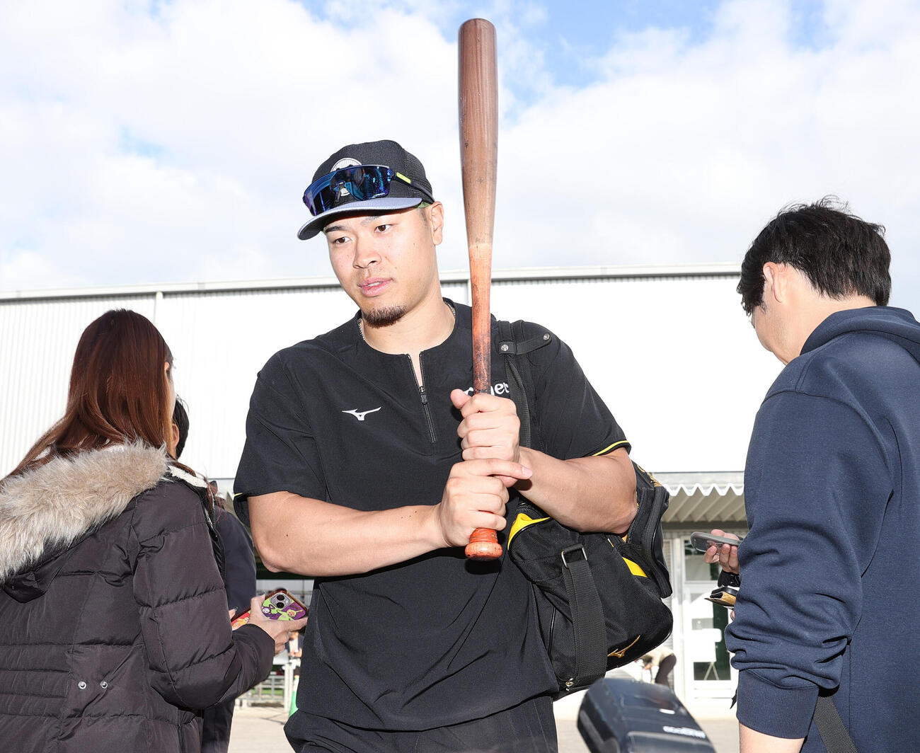 練習を終え引き揚げる阪神佐藤（撮影・上山淳一）