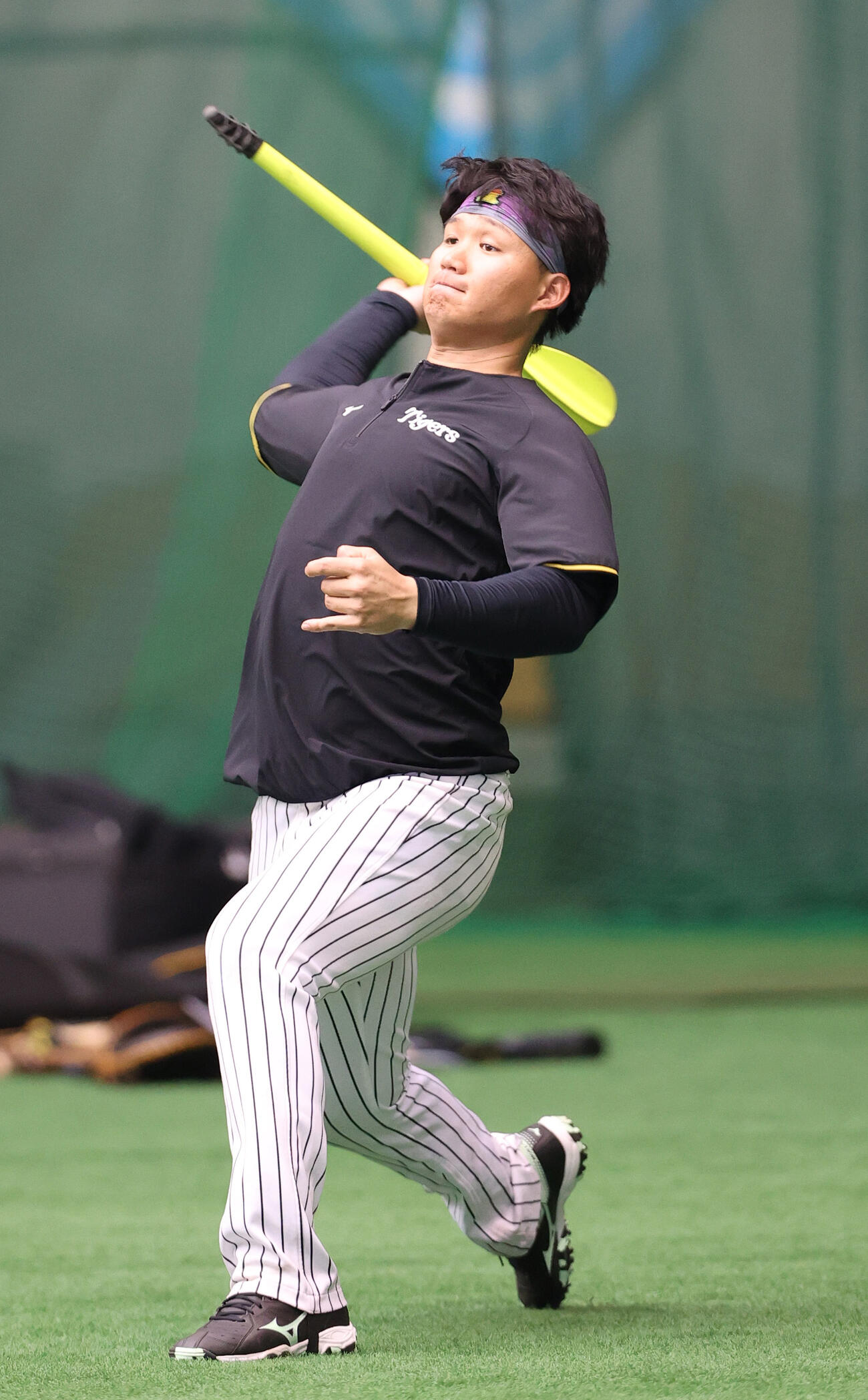 室内でやり投げトレーニングする阪神森下（撮影・上山淳一）