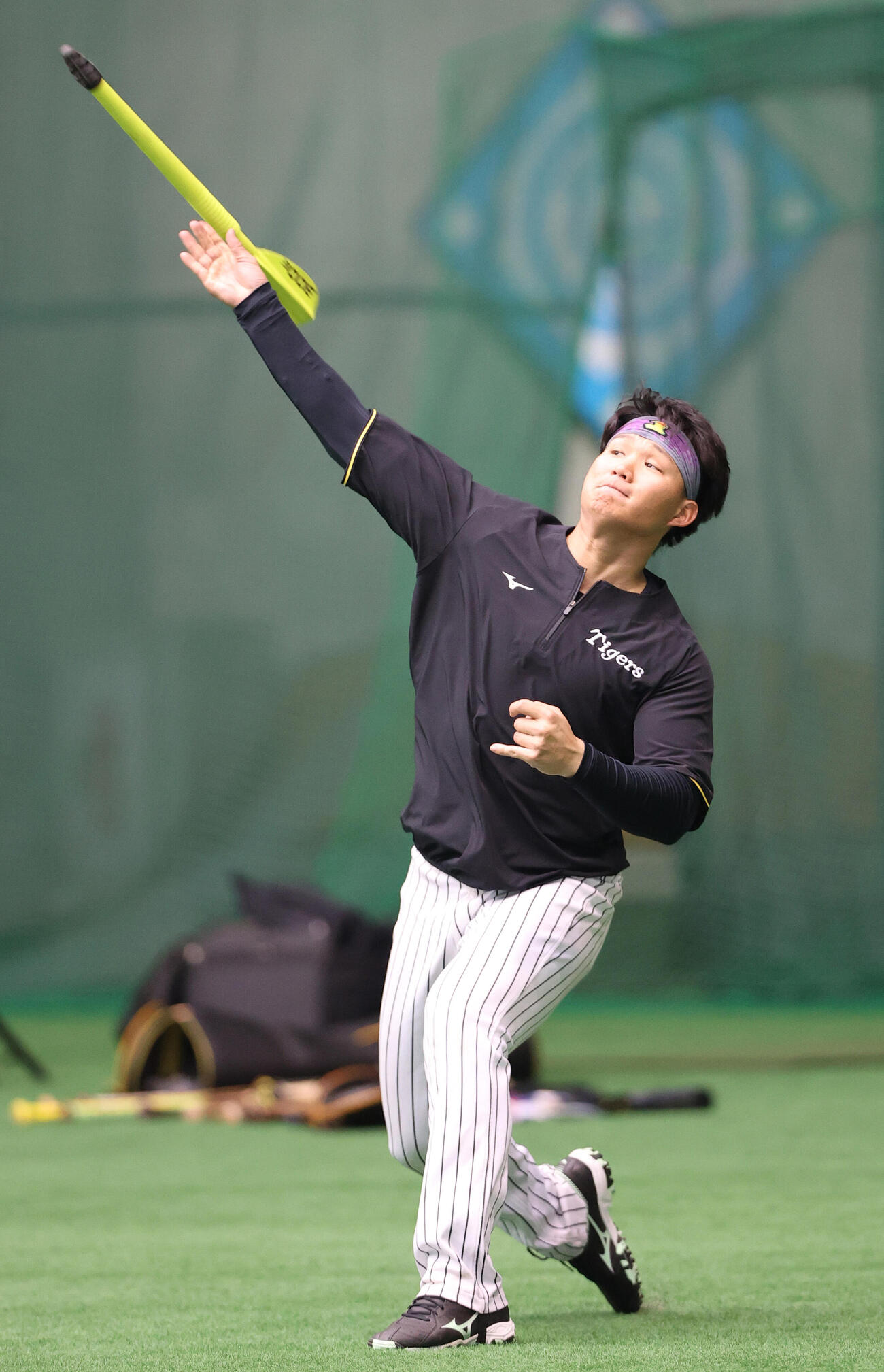 室内でやり投げトレーニングする阪神森下（撮影・上山淳一）