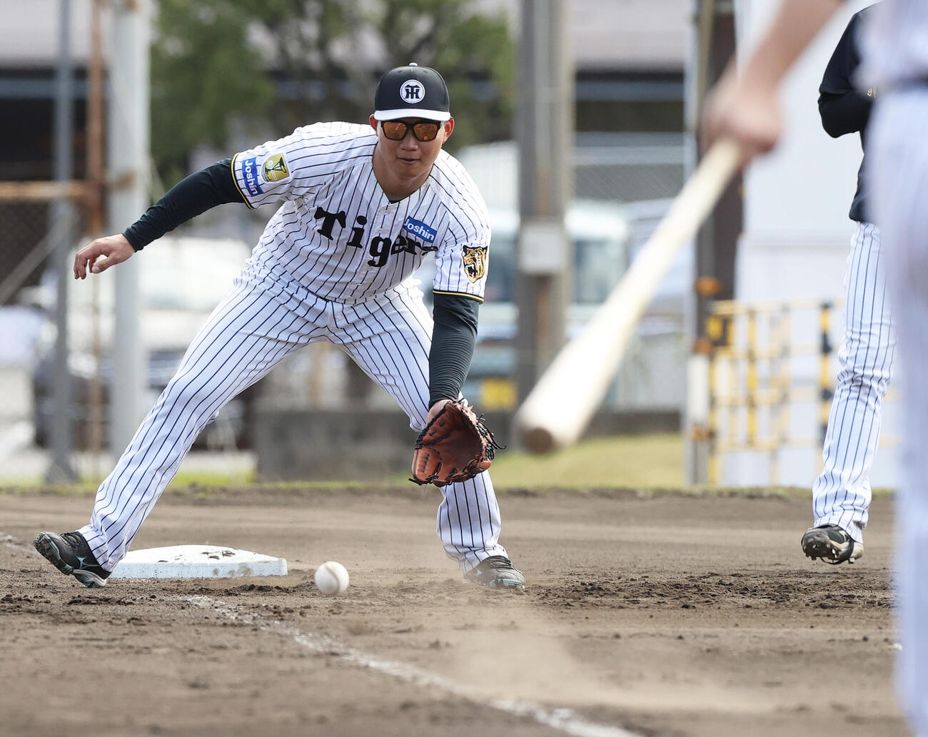 三塁でゴロ捕する阪神森下（撮影・上山淳一）