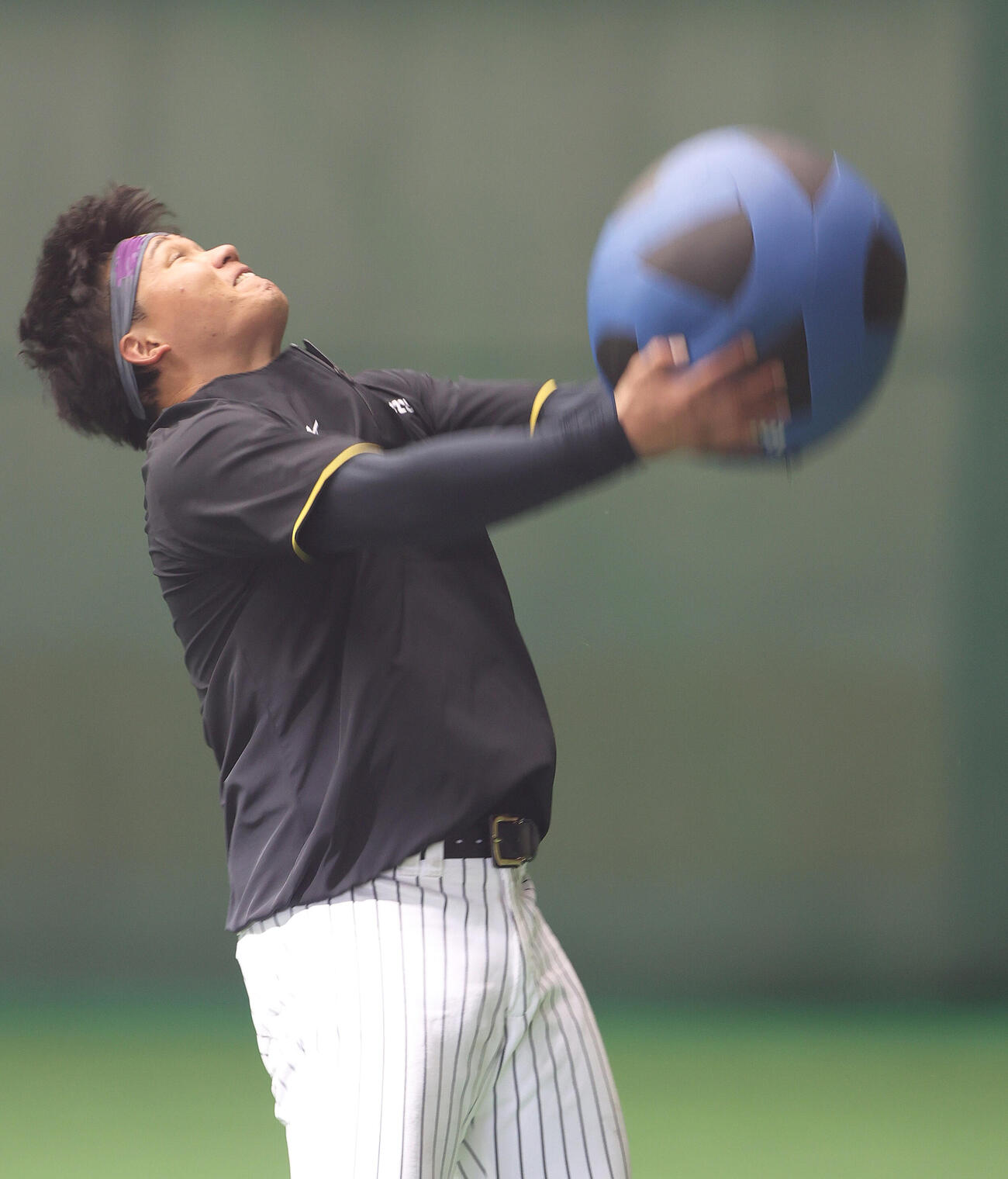 室内でトレーニングする阪神森下（撮影・上山淳一）
