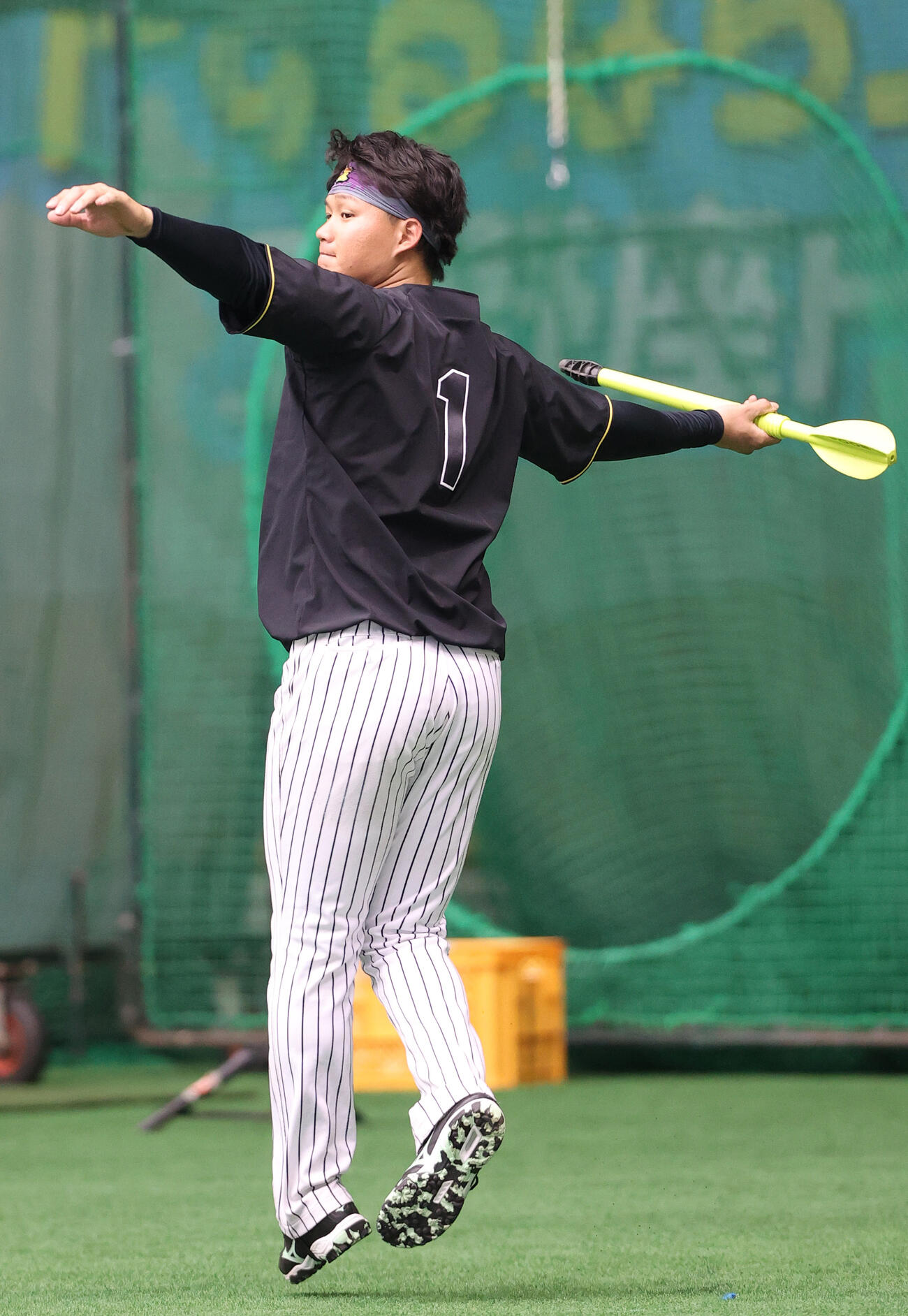 室内でやり投げトレーニングする阪神森下（撮影・上山淳一）