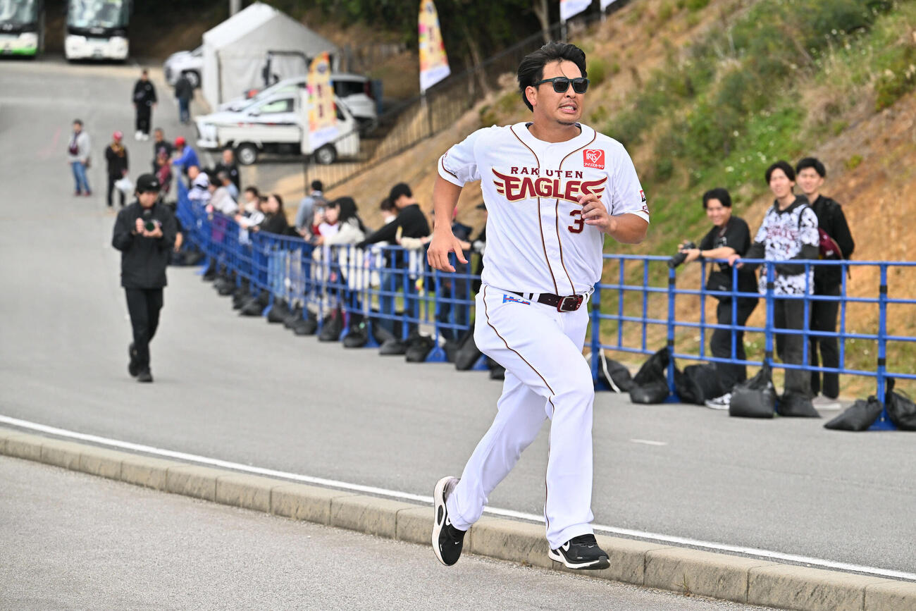 坂道をダッシュする楽天浅村（撮影・滝沢徹郎）