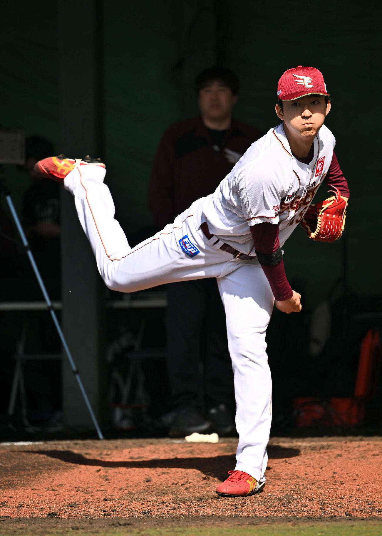 ブルペンで投球練習をする楽天荘司（撮影・滝沢徹郎）