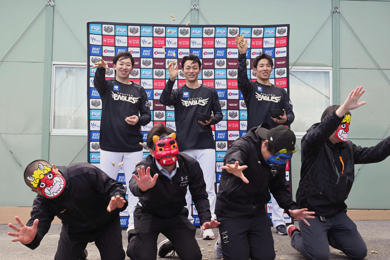 節分の豆まきをする楽天の新人選手たち。左から伊藤樹、藤原、九谷（撮影・滝沢徹郎）