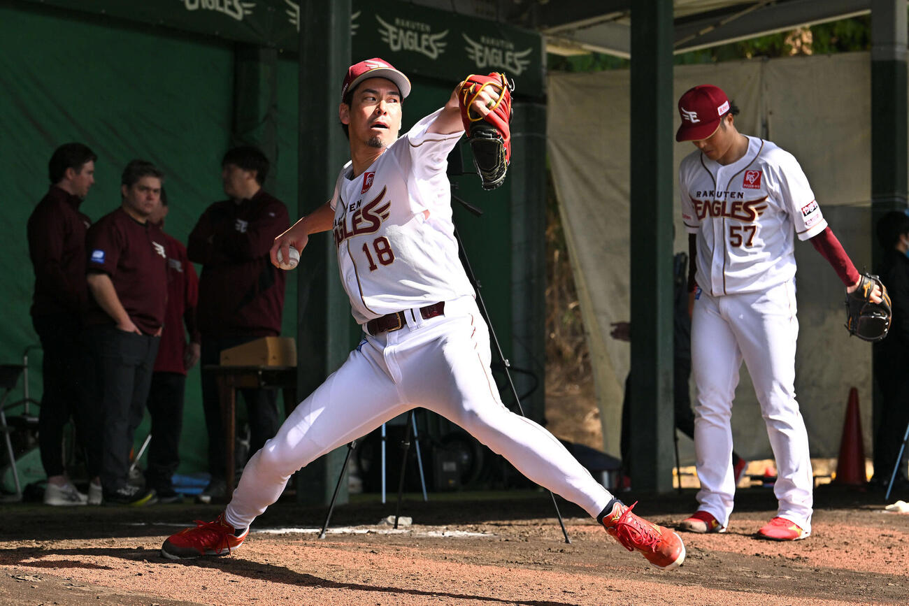 ブルペンで投球練習をする楽天前田健（撮影・滝沢徹郎）