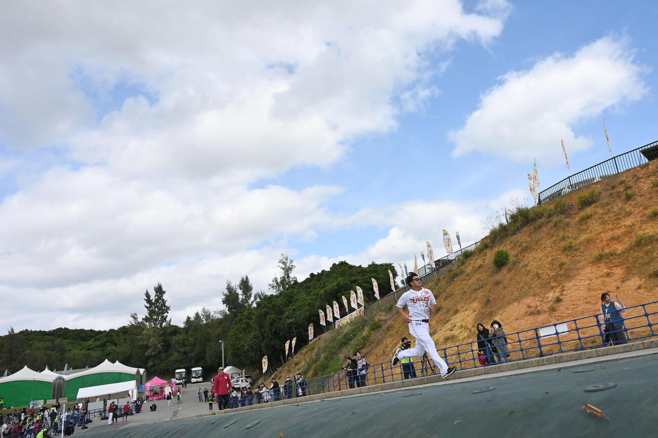坂道をダッシュする楽天浅村（撮影・滝沢徹郎）