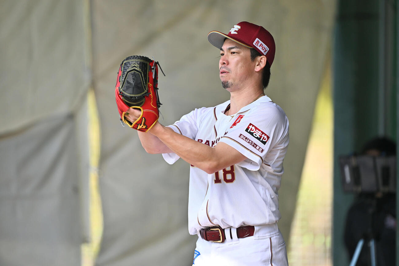ブルペンで投球練習をする楽天前田健（撮影・滝沢徹郎）