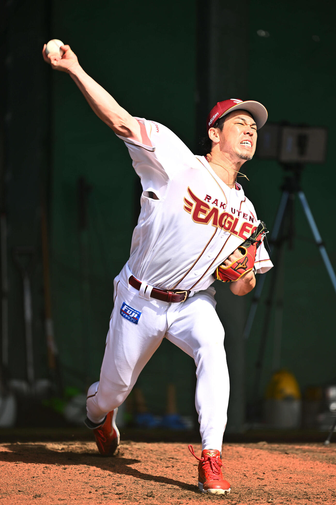 ブルペンで投球練習をする楽天前田健（撮影・滝沢徹郎）