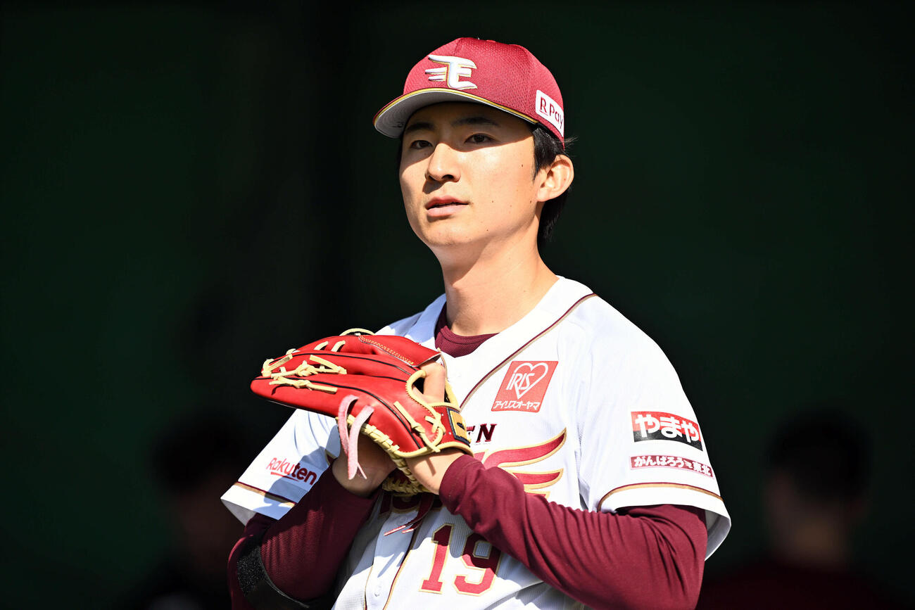 ブルペンで投球練習をする楽天荘司（撮影・滝沢徹郎）