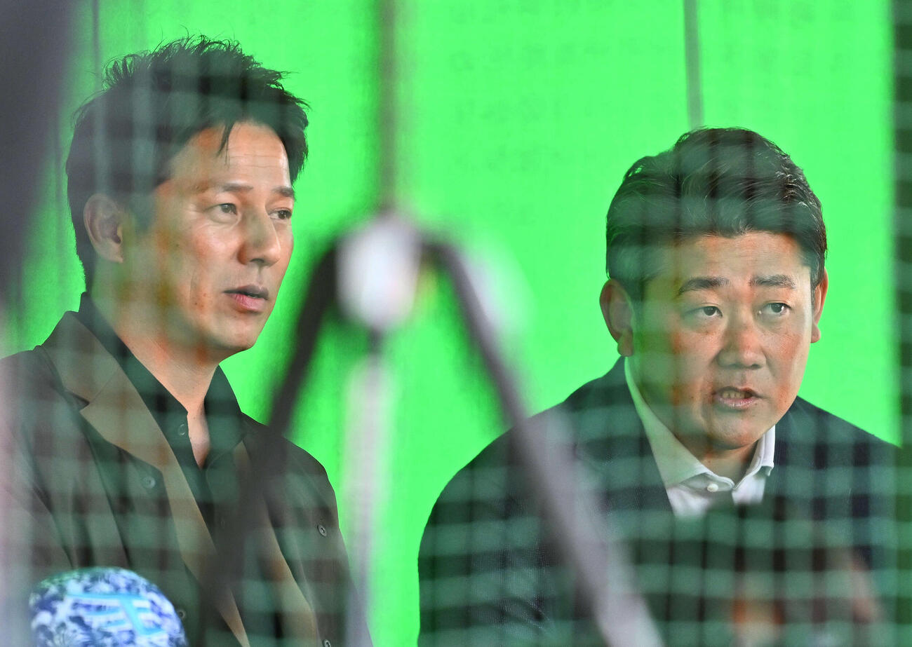ブルペンを視察する平石氏（左）と松坂氏（撮影・滝沢徹郎）